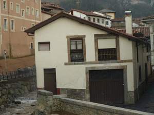 CASA CON PERSIANAS DE CAJON EXTERIOR