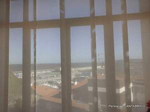 Vista del puerto de Candas desde el despacho del Alcalde atraves de un panel Bandalux