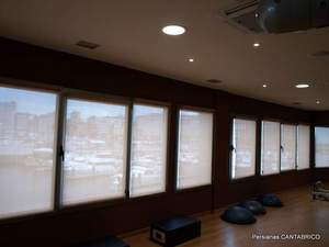 SALA DEL TALASOPONIENTE CON ESTORES ENROLLABLES