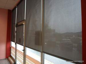 vista desde un local atraves de estores con tejido screen