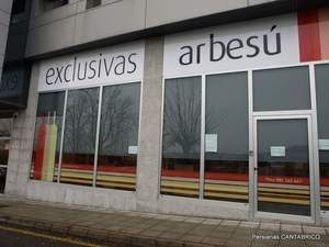 fachada con estores enrollables instalados por persianas cantabrico