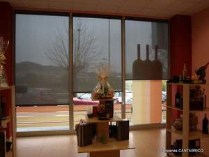 interior de local comercial con estores enrollables