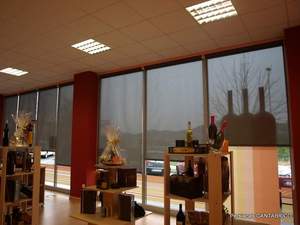 ventanal con estores enrollables