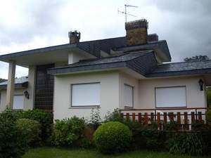 vivienda unifamiliar con persianas de seguridad