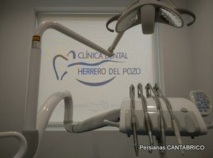 maquinaria de clinica con estor de fondo