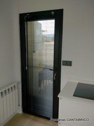 VENECIANA NEGRA EN PUERTA DE ALUMINIO COLOR NEGRA