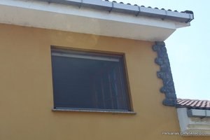 Ventana abierta con la mosquitera cerrada