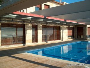 Vista exterior de vivienda con persianas Supergradhermetic