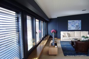 Salon con persianas orientables