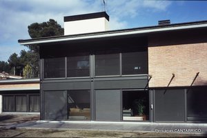 Fachadas de vivienda unifamiliar con persianas orientables GRADHERMETIC grises
