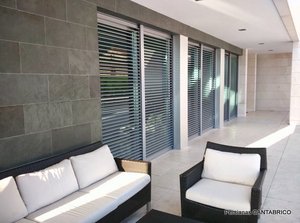Terraza con persianas orientables