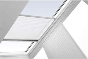 Primer plano de cortina plisada Velux