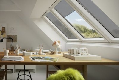 Velux Studio 3 en 1 sobre mesa de trabajo