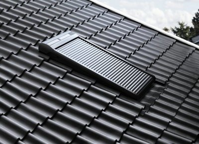 Persiana Exterior VELUX SSl sobre teja negra